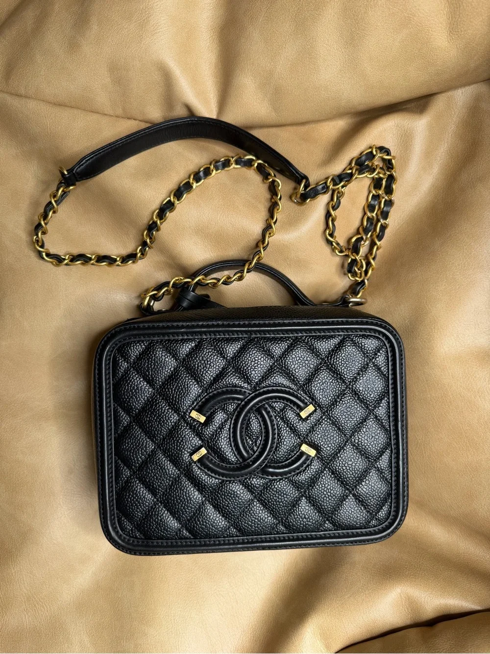 Caviar Quilted Medium CC Filigree Vanity Case Black